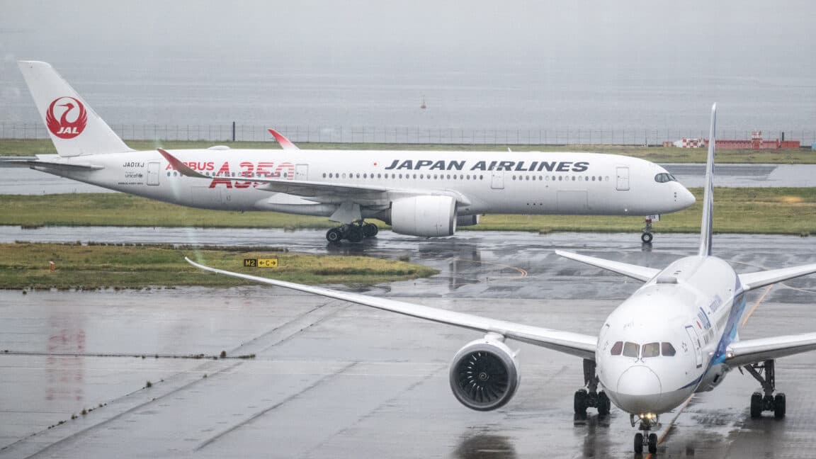 Humanoid Robots Take Charge: Luggage Sorting Trials at Haneda Airport Amidst Labor Shortages